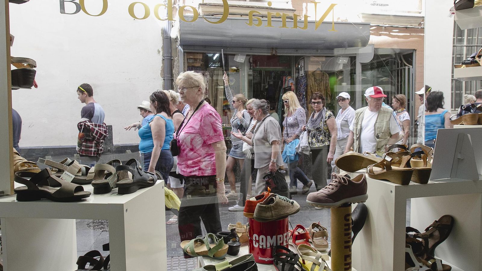 Imagen de archivo, de antes del coronavirus, de cruceristas paseando por las calles de Cádiz.