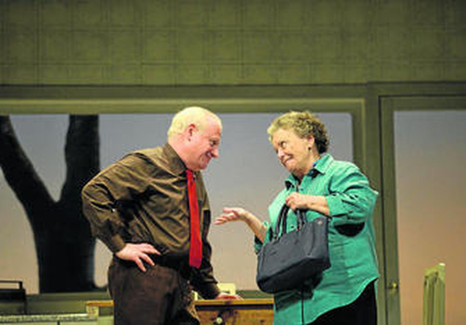 Juan Echanove y María Galiana, en una escena de la obra 'Conversaciones con mamá', que esta noche representan en el Falla.