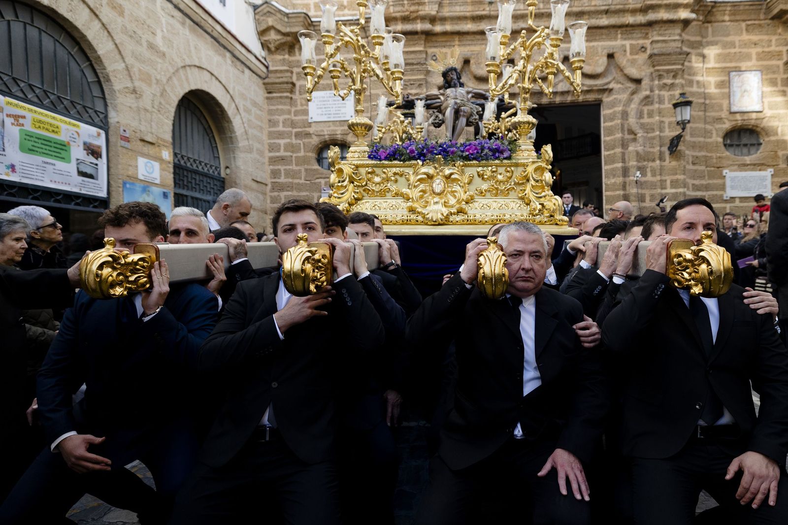 Las imágenes del vía crucis del Cristo de la Misericordia, de la hermandad de La Palma, a la Catedral