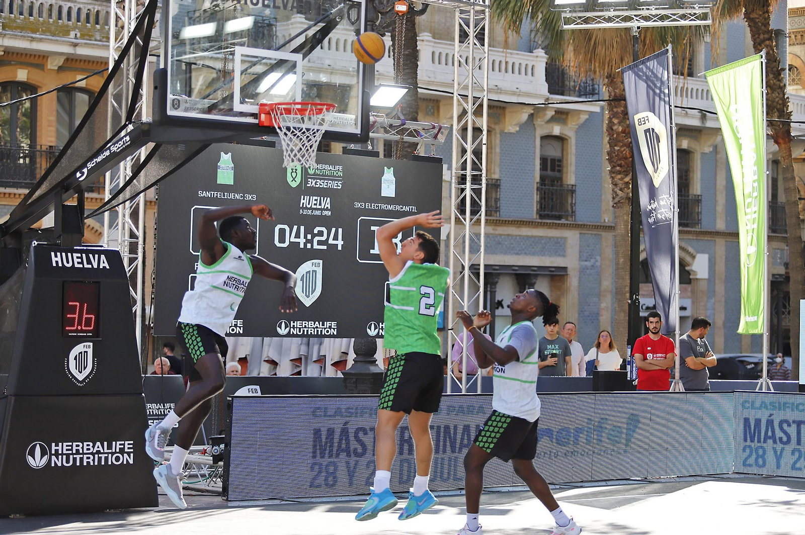 Imágenes del circuito Herbalife 3x3 de baloncesto en la Plaza de Las Monjas de Huelva