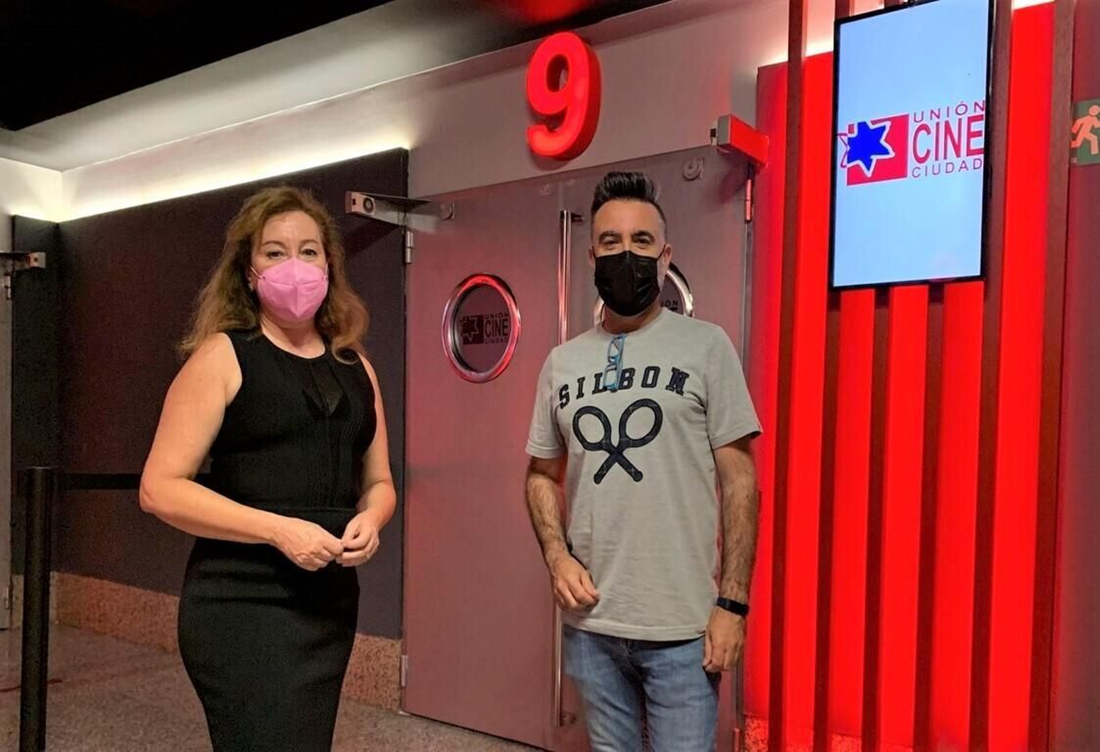 Isabel Gallardo y el gerente de Unión Cine Ciudad de Jerez, Mario Fernández