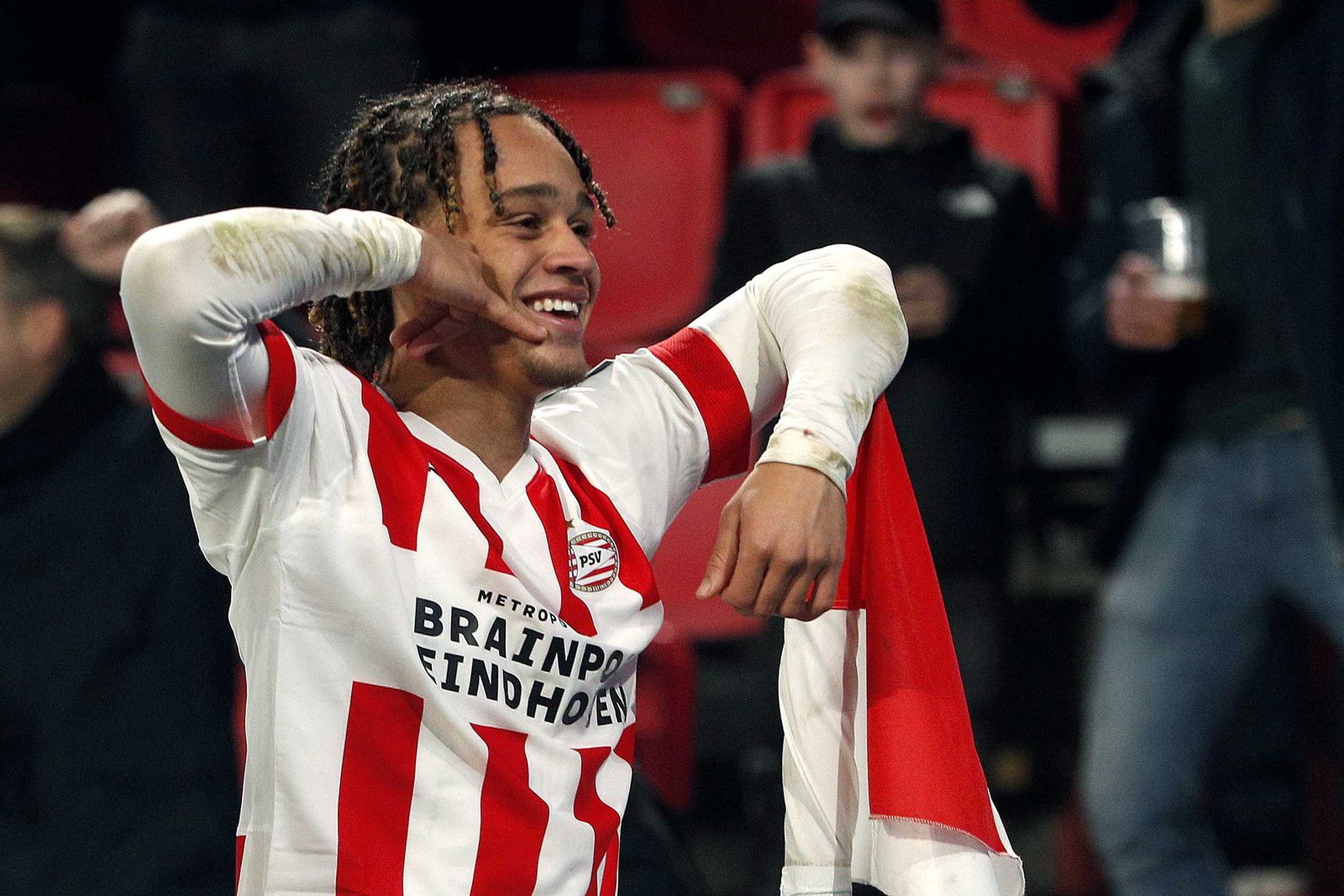 Xavi Simons celebra sobre el banderín de córner su golazo al colista Groningen.