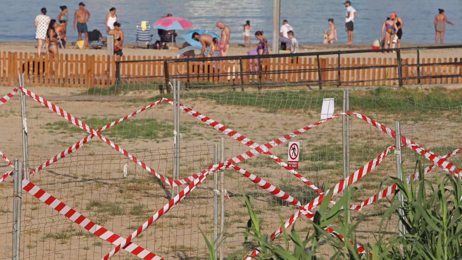 Fotos de los preparativos para el trasvase de arena en la playa de El Rinconcillo en Algeciras