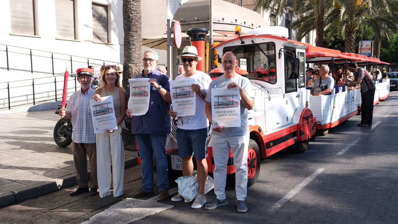 Protesta de la Mesa del Ferrocarril durante la Feria de Almería