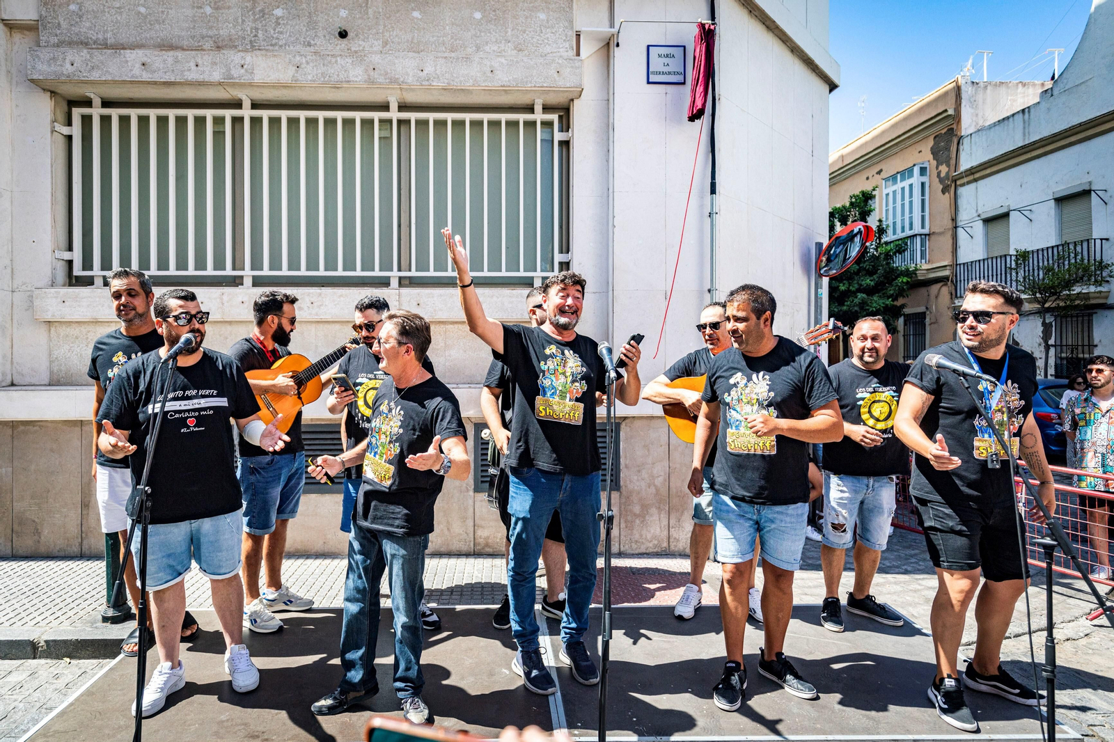 En imágenes: Un bonito homenaje para inaugurar la calle María la Hierbabuena en Cádiz