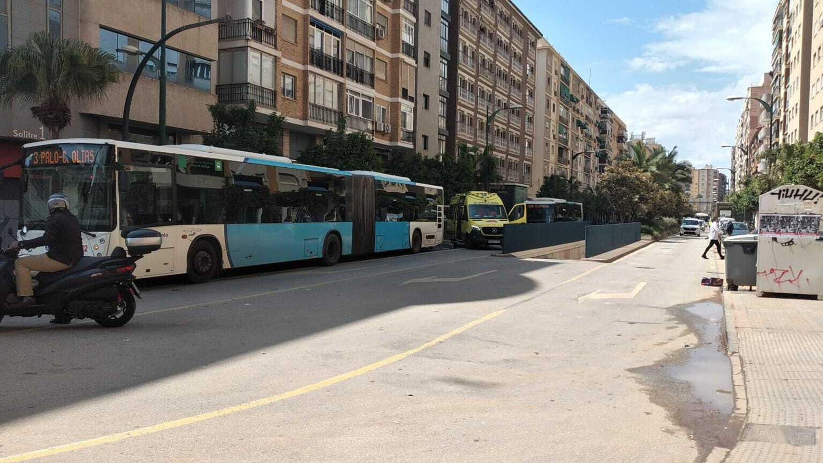 Momento en el que los sanitarios asistían al hombre atropellado. Momento en el que los sanitarios asistían al hombre atropellado.