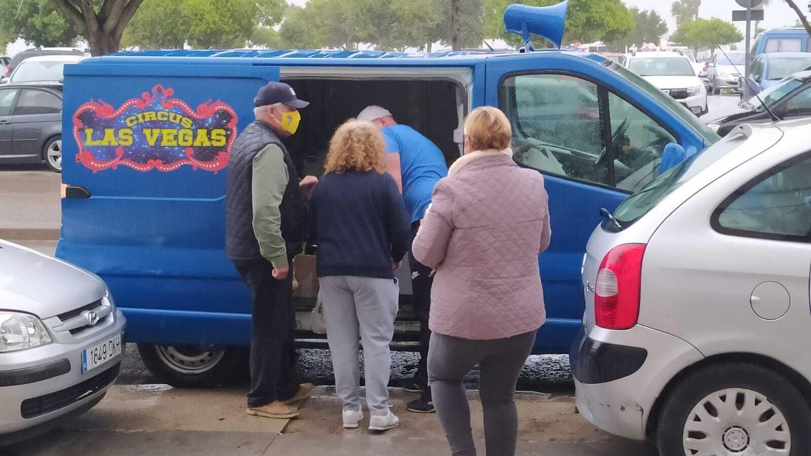 Entrega de víveres al circo Las Vegas.