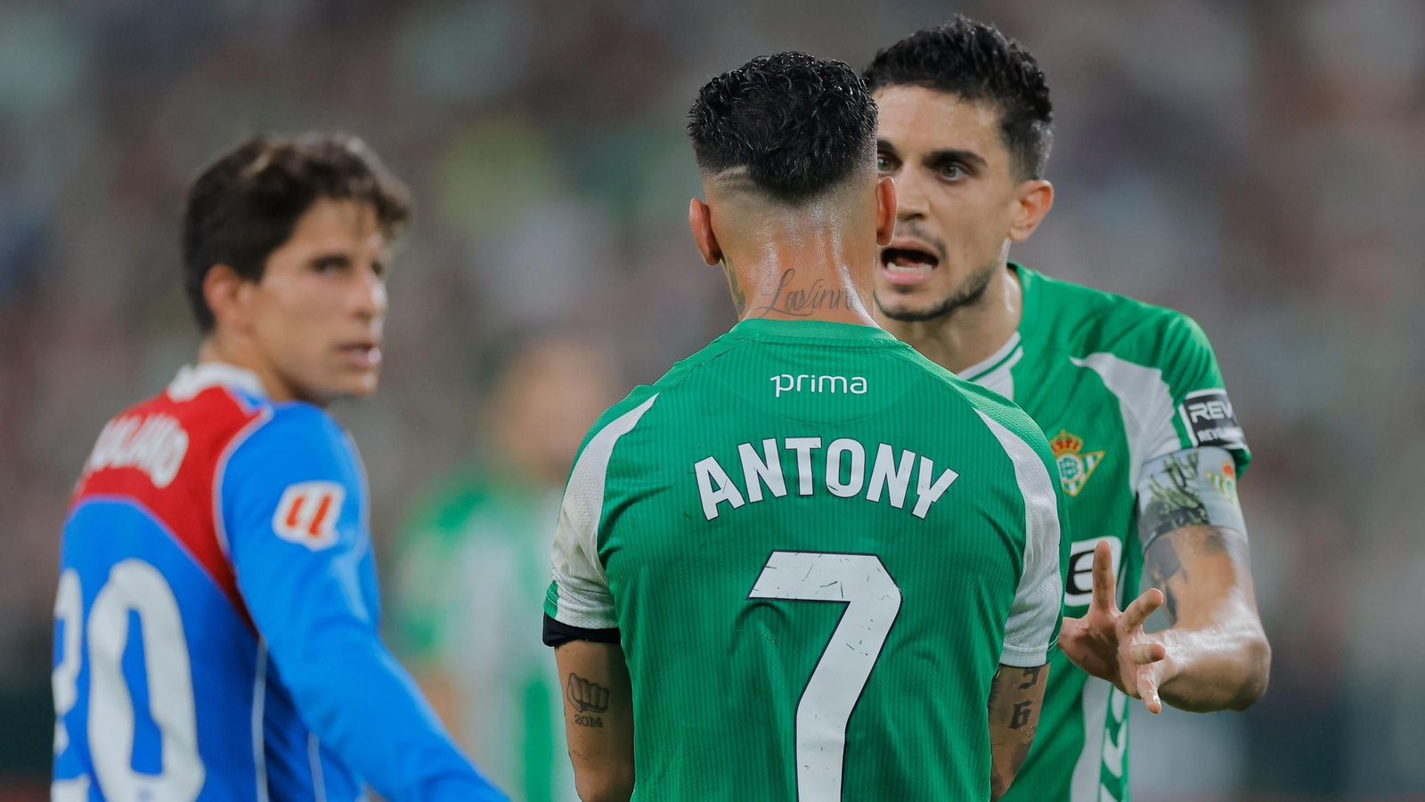 Marc Bartra da alguna directriz a Antony nate la mirada de Giuliano.