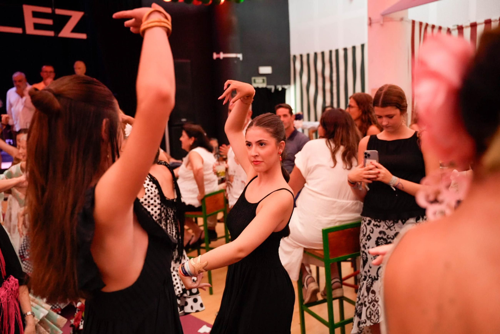 Así bailan en el concurso de sevillanas de La Lola de la fería de Almería