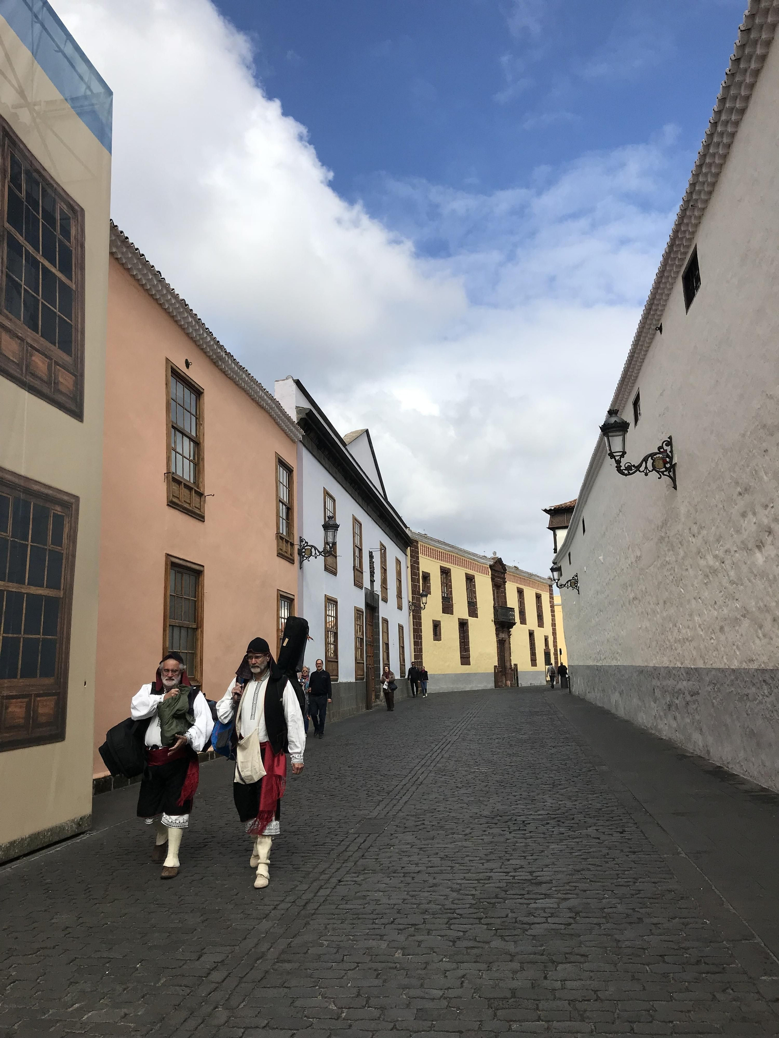 28. Tinerfeños pasean con los trajes típicos.