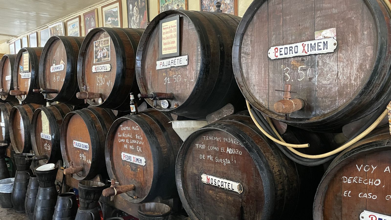 Barriles de vino en la Casa de Guardia.