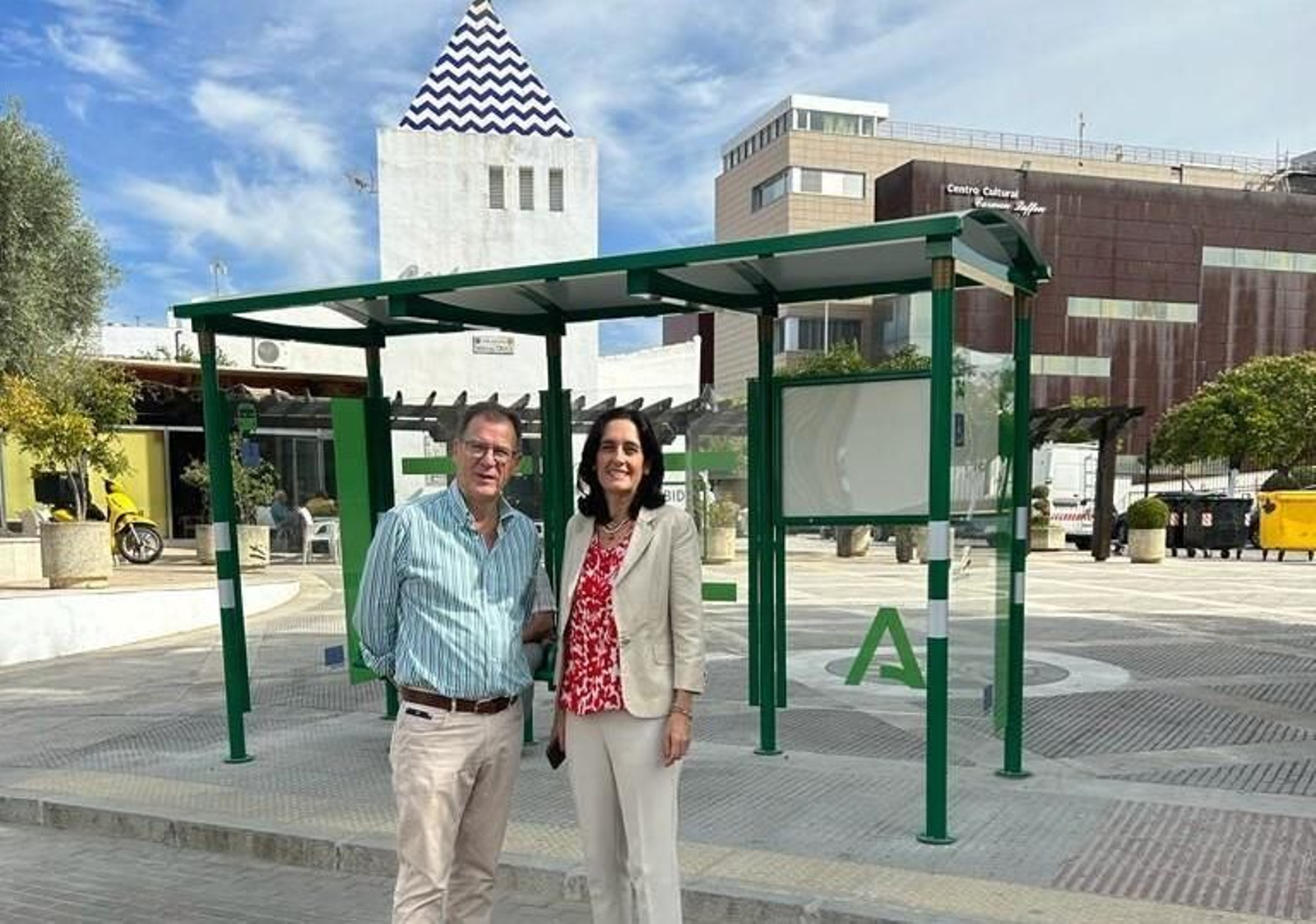 La delegada Susana Cayuelas y el alcalde de Burguillos, Domingo Delgado, junto a las nuevas marquesinas.