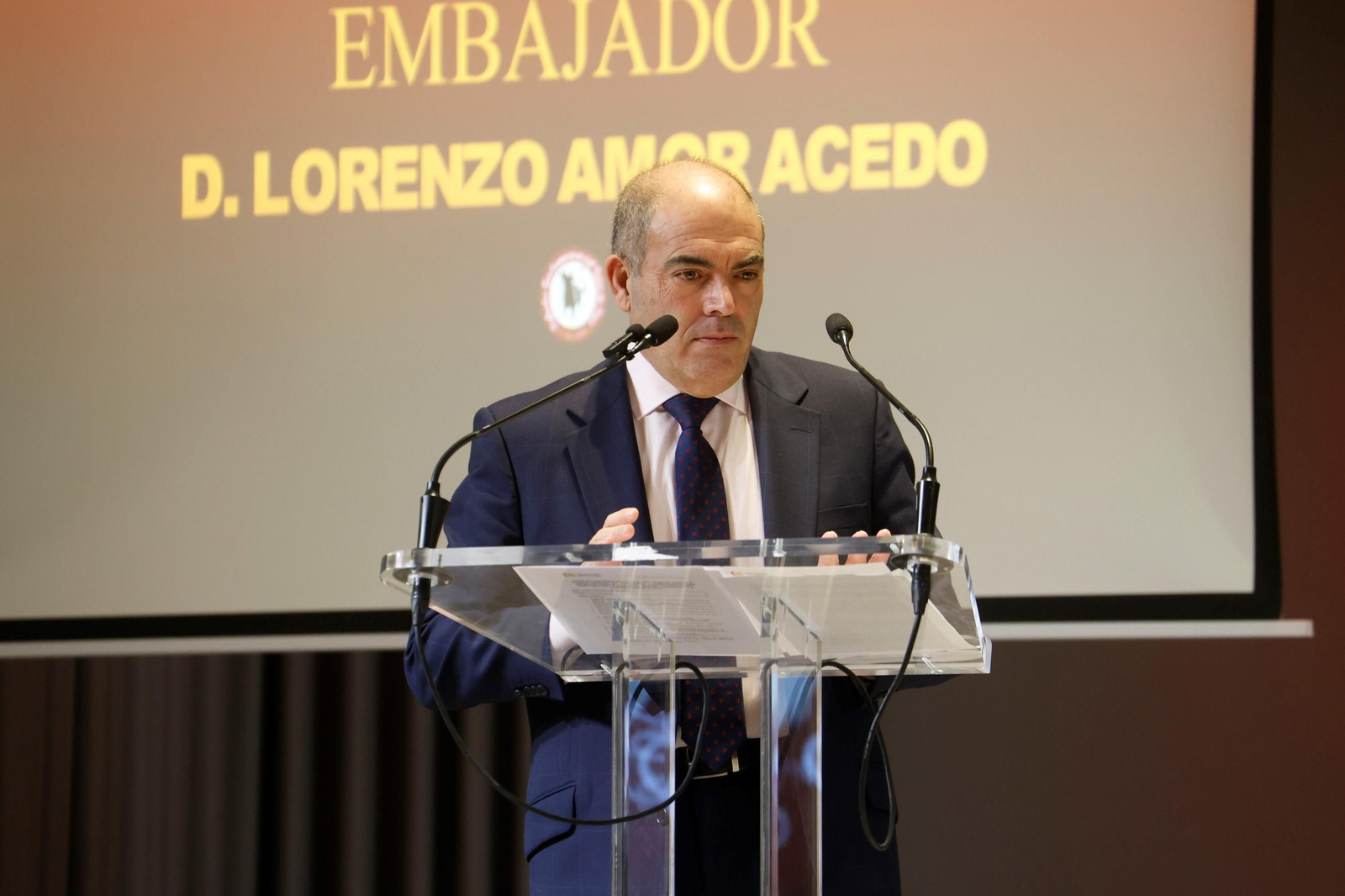 El Cordobés, cofrade de honor de la Cofradía Gastronómica del Rabo de Toro