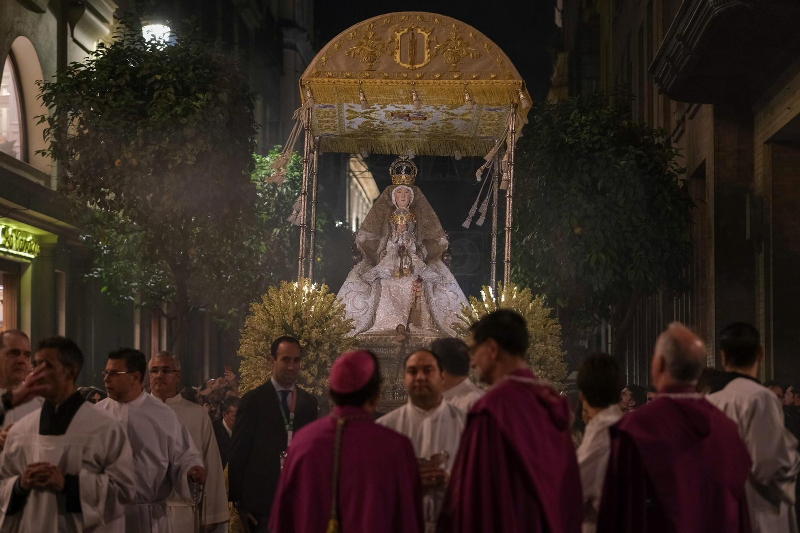 Imágenes del regreso de la Virgen de los Reyes
