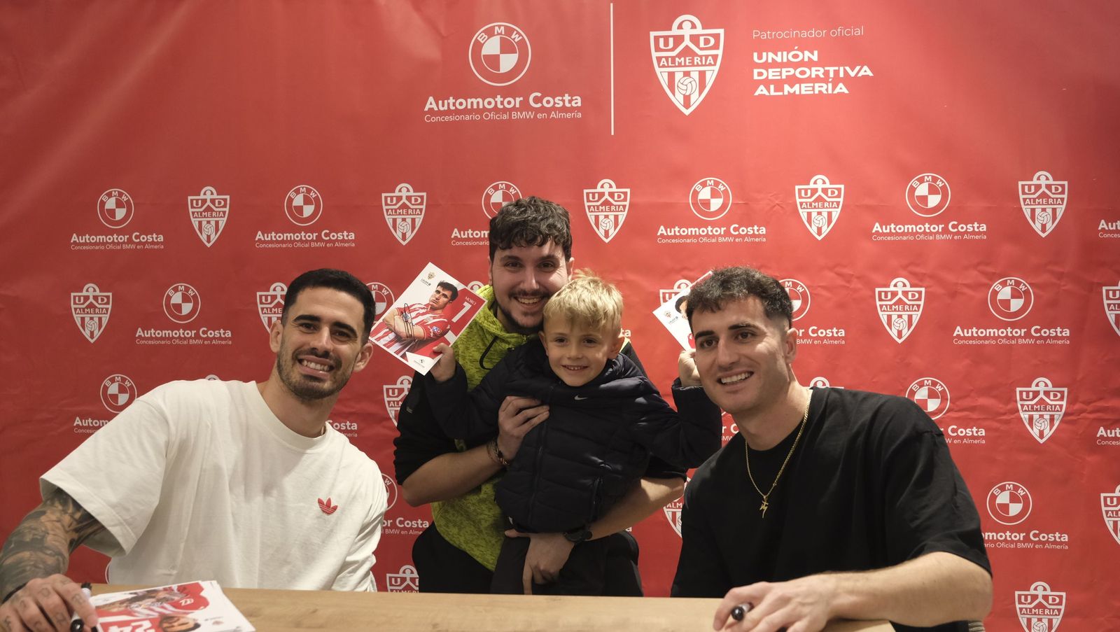 La firma de autógrafos de Jon Morcillo y Miguel de la Fuente en Automotor Costa BMW