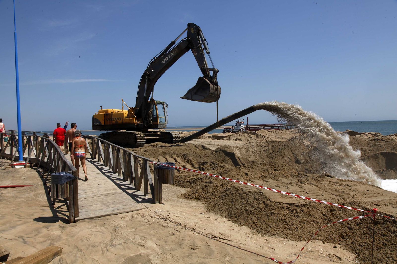 El inicio de los trabajos de regeneración de la arena en la playa de El Portil