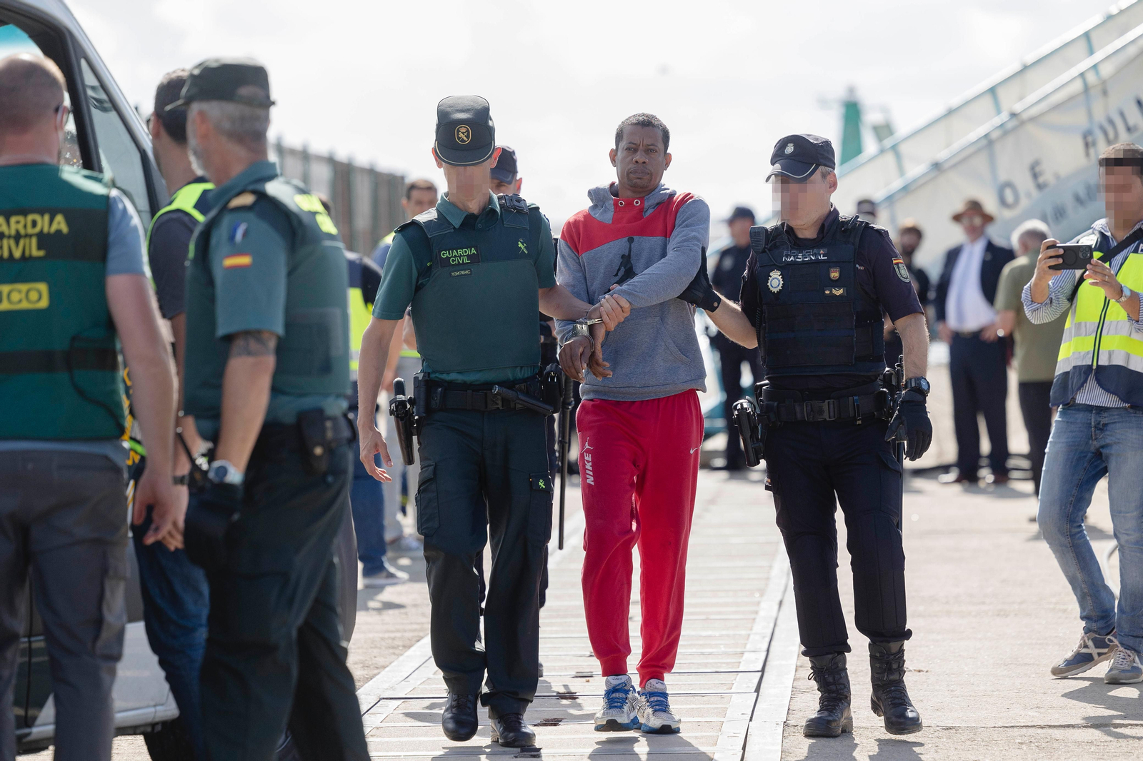 Imágenes de la descarga en el puerto de Cádiz de la cocaína intervenida en el narcosubmarino