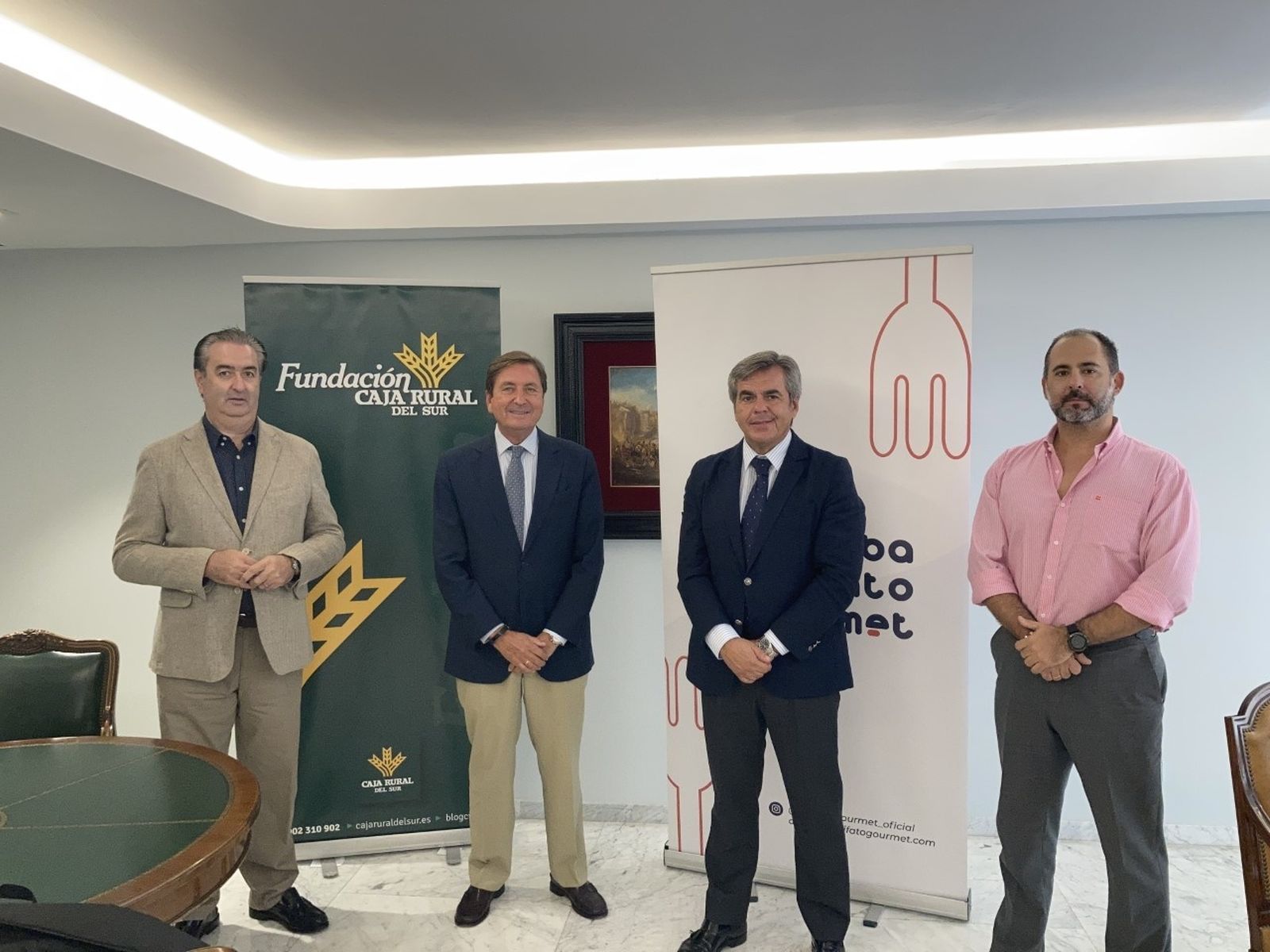 Foto de familia de los firmantes del convenio.