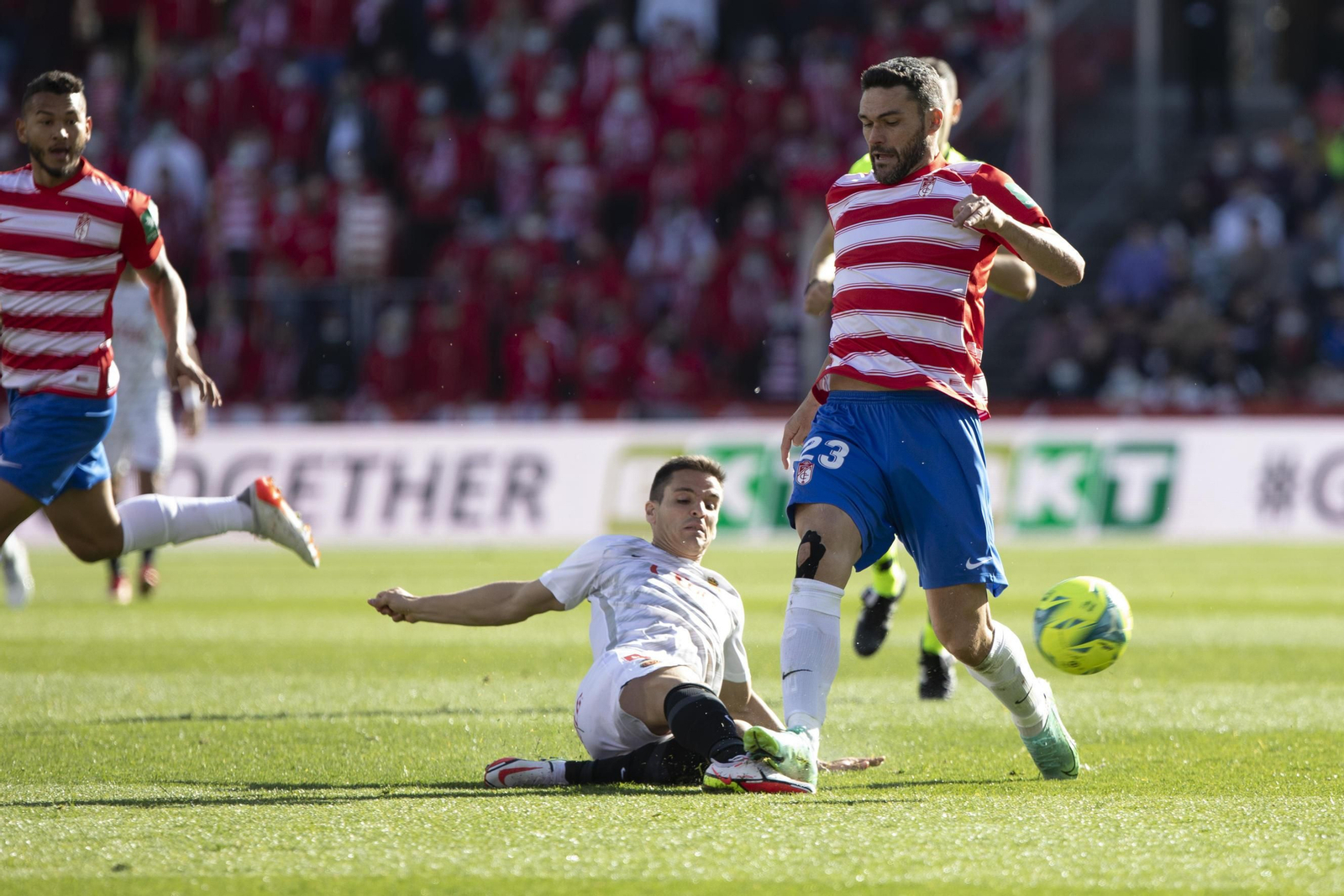 Molina intenta llevarse un balón ante Ruiz de Galarreta.
