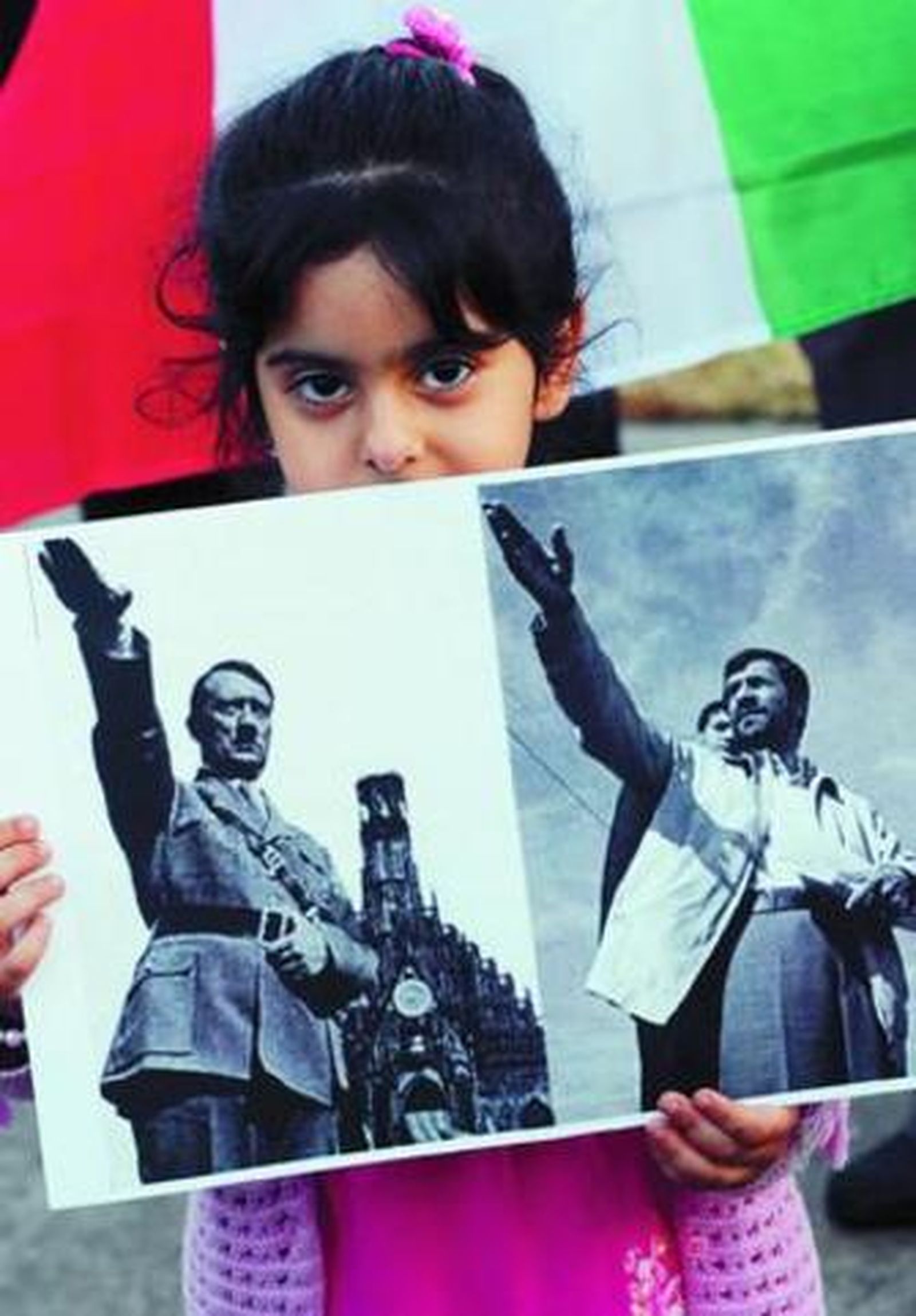 Una protesta en Los Angeles con Hitler y Ahmadineyad en un gesto parecido.