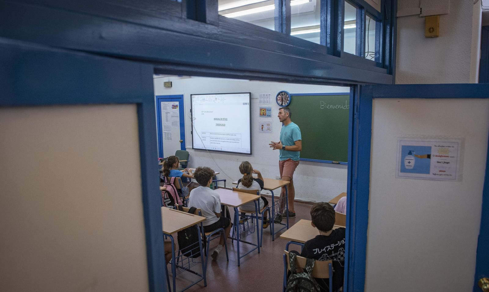 Un maestro de Primaria en el primer día de clase.
