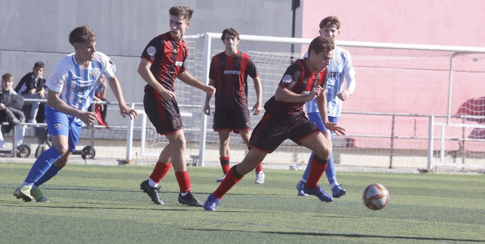 Tole controla ante la presencia de un jugador del Málaga.