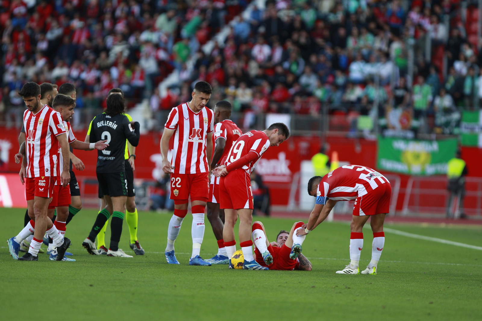 Imágenes del partido de fútbol U.D. Almería-Real Betis Balompié