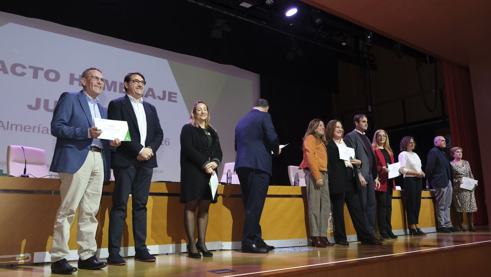Los maestros docentes jubilados reciben su homenaje en la paraninfo de la UAL