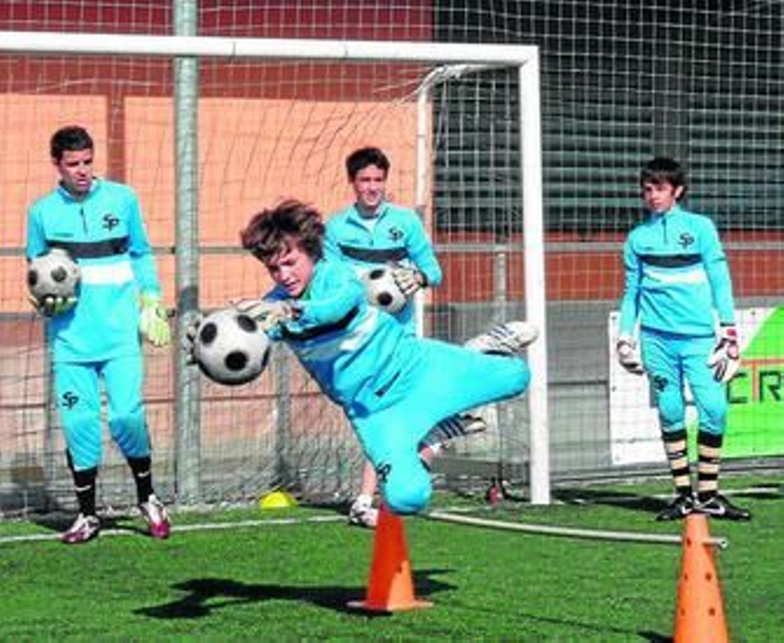 Un chico detiene el balón en un 'clínic' anterior.