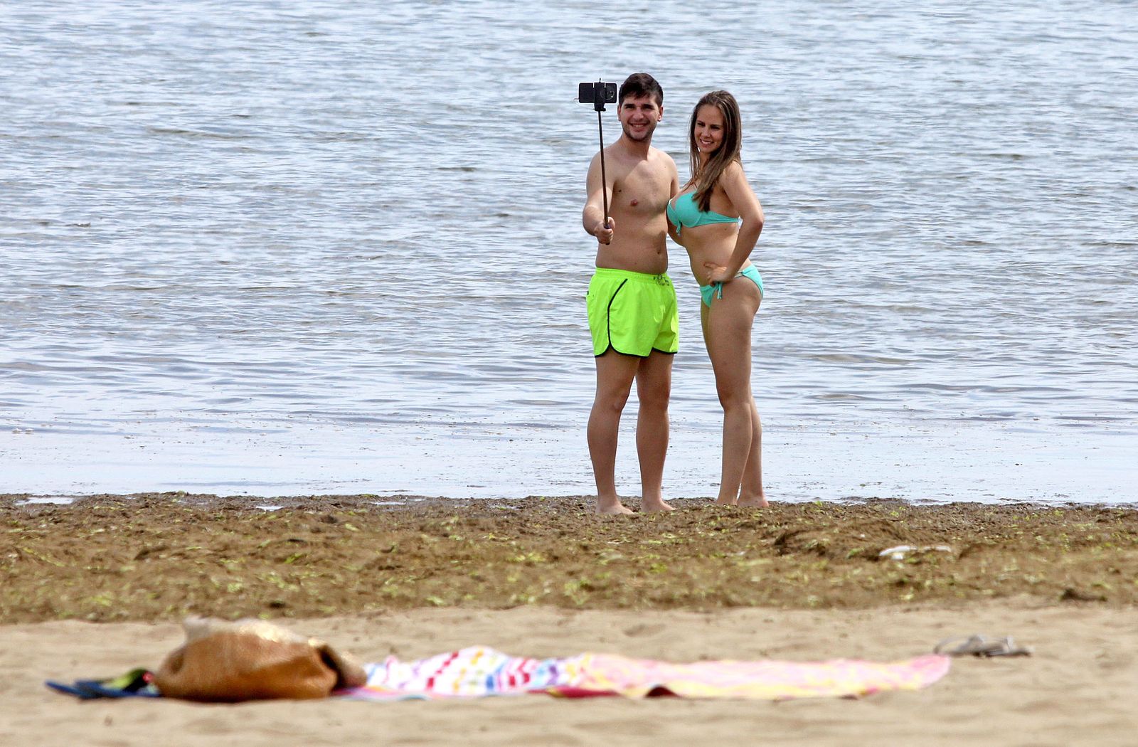Bañistas en Isla Canela.