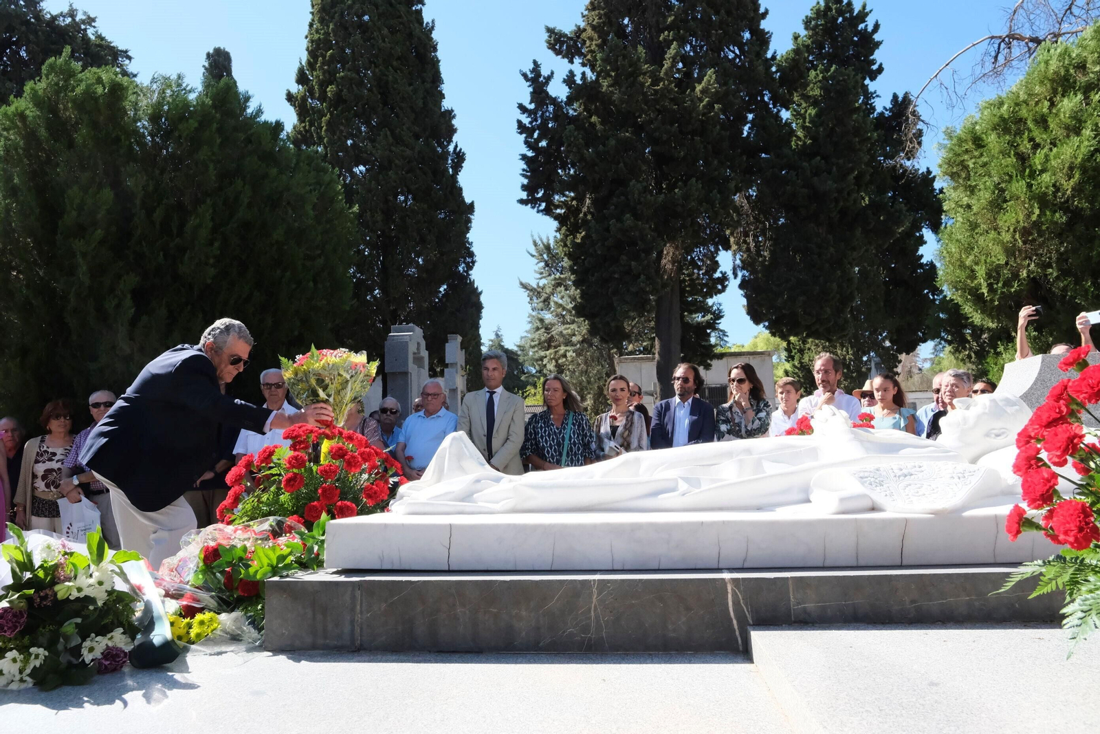 Las fotografías de la ofrenda floral a Manolete en Córdoba: entre claveles rojos y hazañas