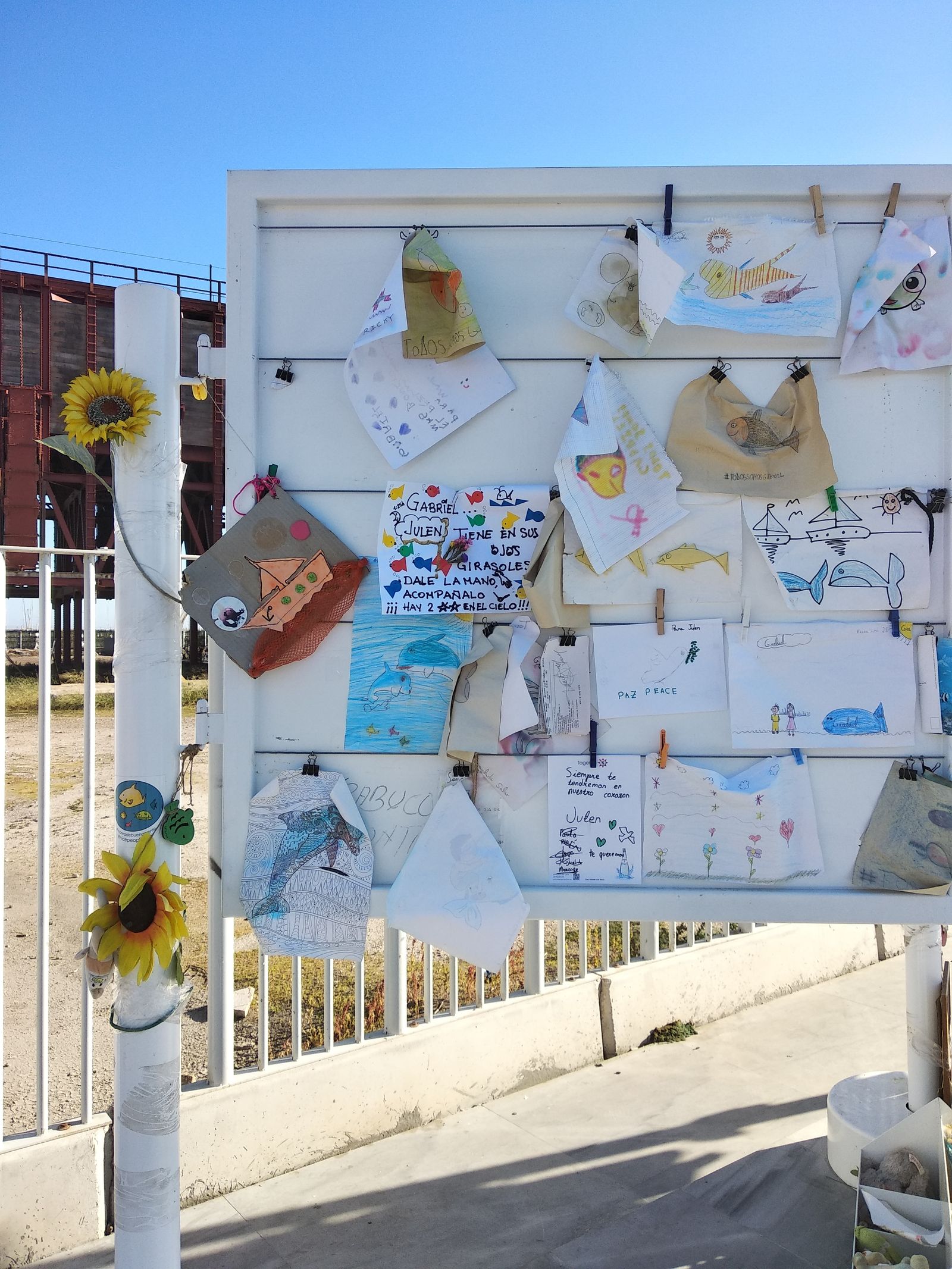 Dedicatorias para Julen en el monumento del 'pescaíto' en Almería