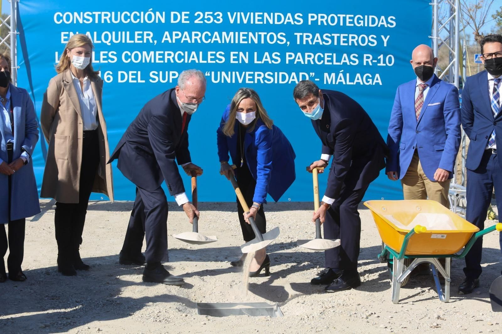 Francisco de la Torre, alcalde de Málaga, Marifrán Carazo, consejera de Fomento y Pedro Fernández, delegado del Gobierno en Andalucía, durante la colocación de la primera piedra.