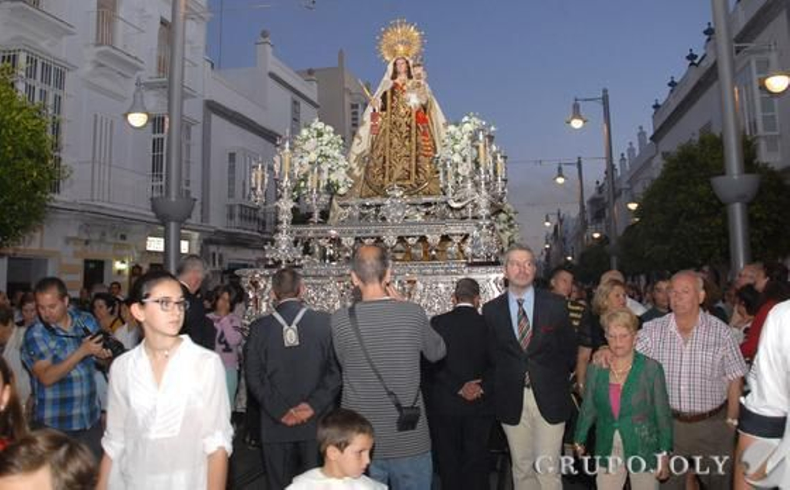 La procesión, excepcionalmente presidida por el obispo diocesano, regresa a su horario de tarde.

Foto: Rioja