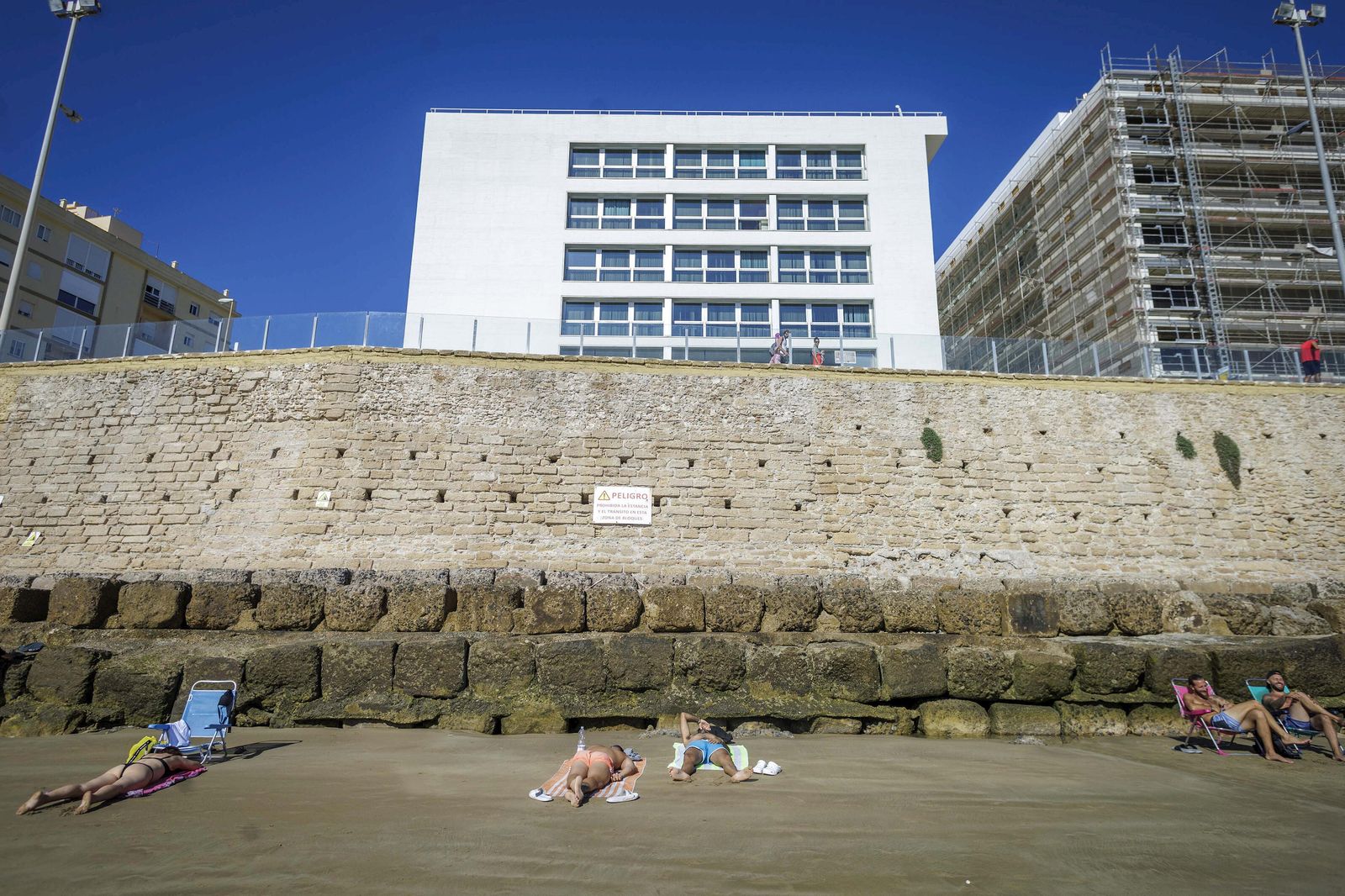Una tarde de playa junto a los bloques prohibidos de la playa de Santa María del Mar de Cádiz