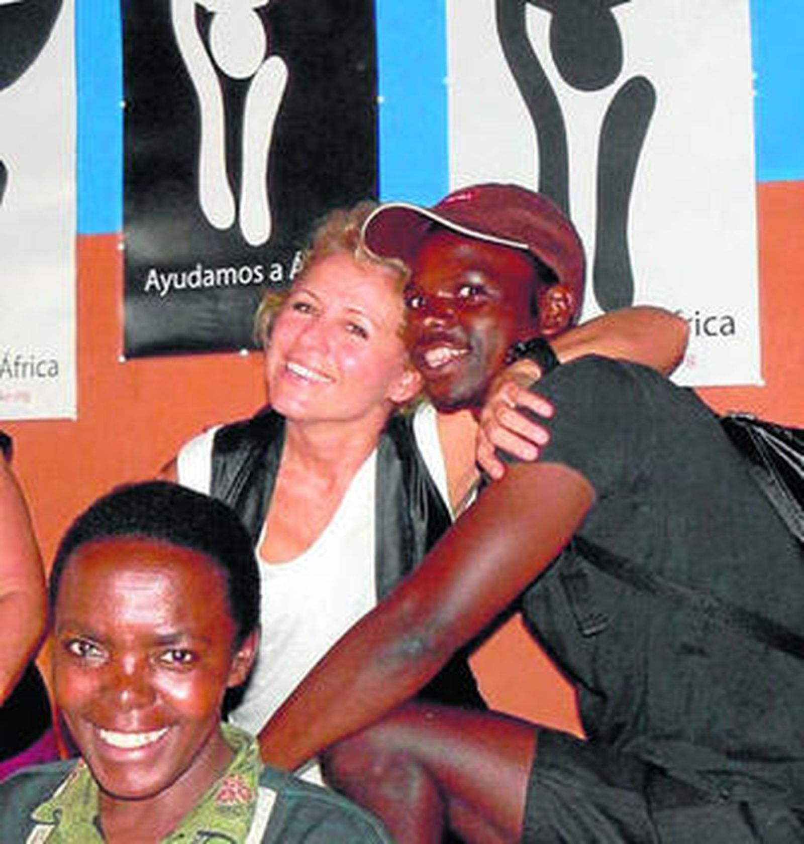 Una de las cooperantes junto a dos jóvenes africanos.