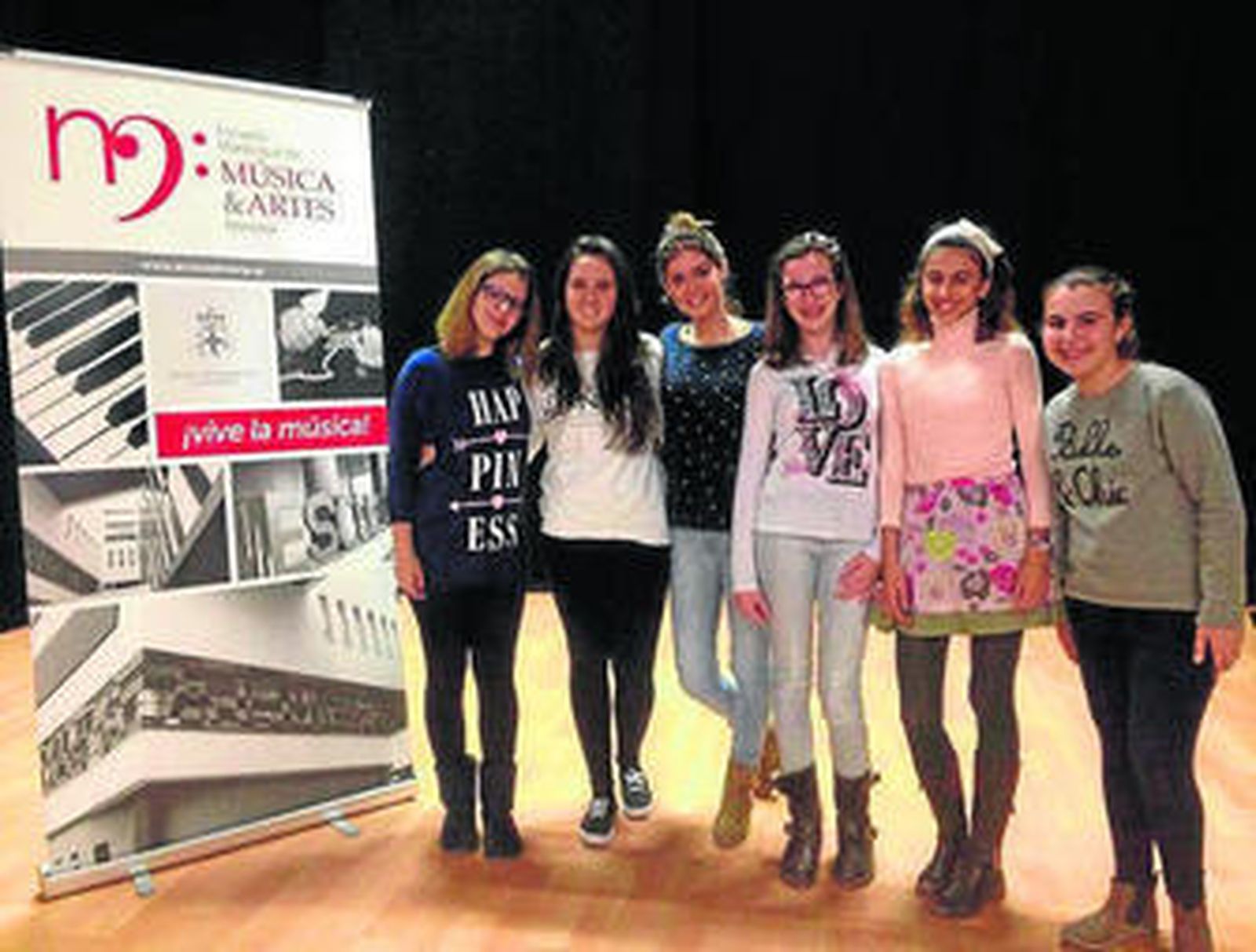 Nerea Camacho con algunas de las alumnas de teatro.