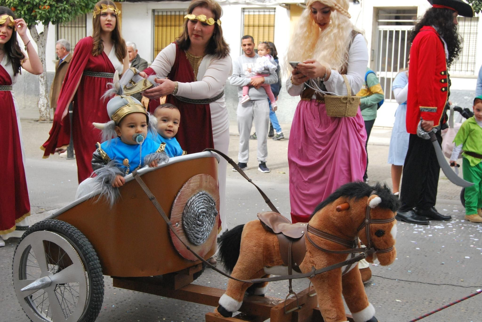 El gran pasacalles del Carnaval de Montilla, en imágenes
