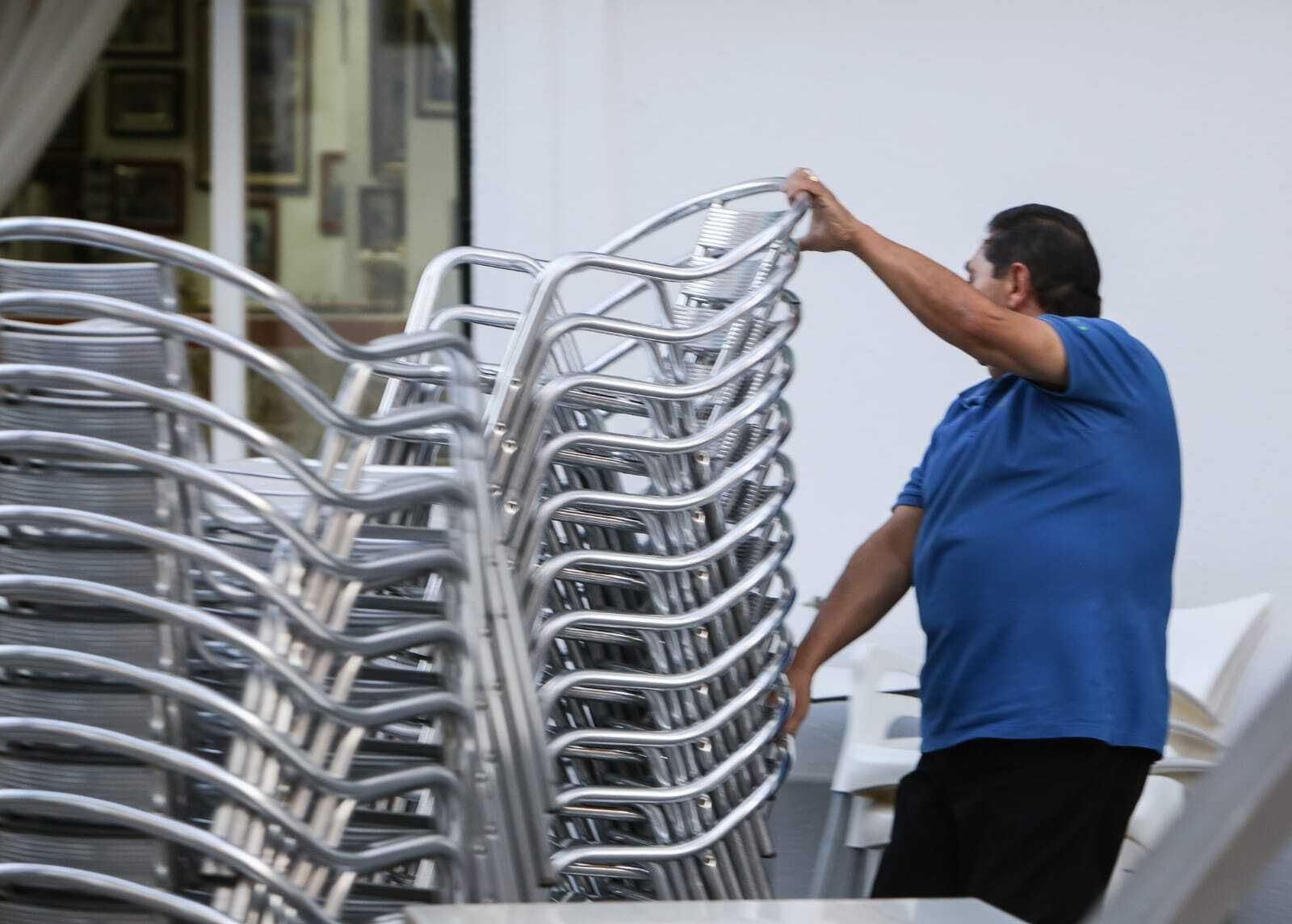 Imágenes de la primera jornada de cierres en bares y comercios de Chiclana