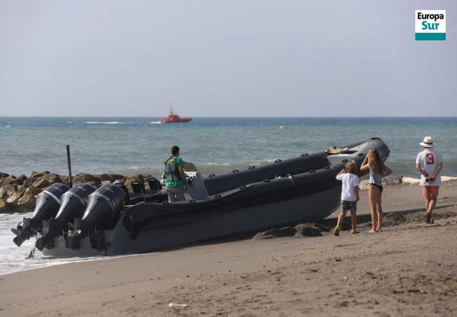 Un agente de la Guardia Civil con la embarcación semirrígida.