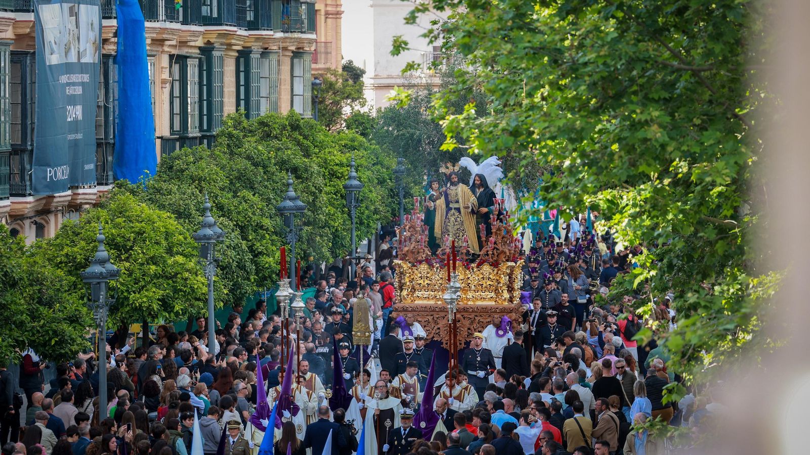 Imágenes de la salida del Prendimiento en la Semana Santa de Cádiz 2025
