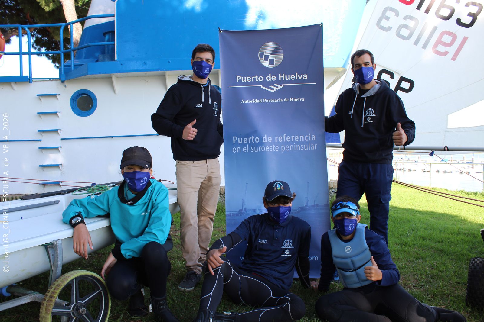 Miembros del CDN Punta Umbría posan con el material suministrado por El Puerto de Huelva.