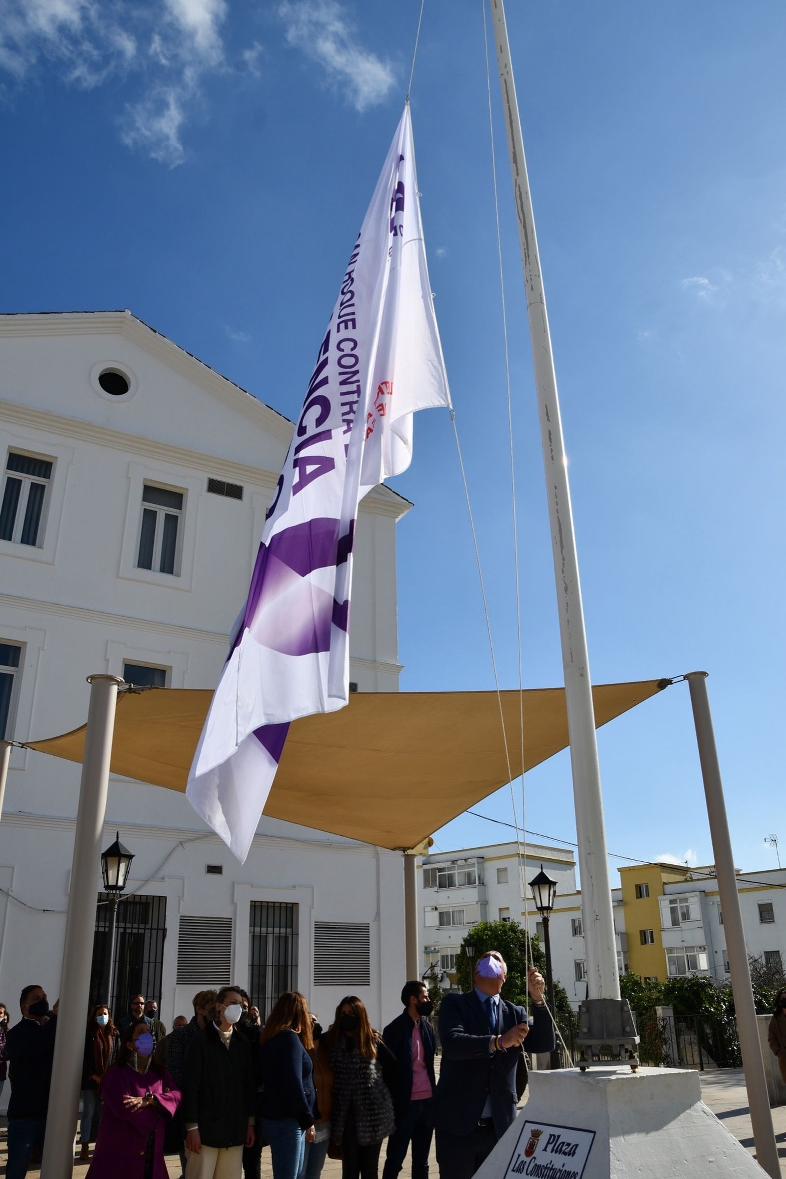 Izado de bandera en San Roque.