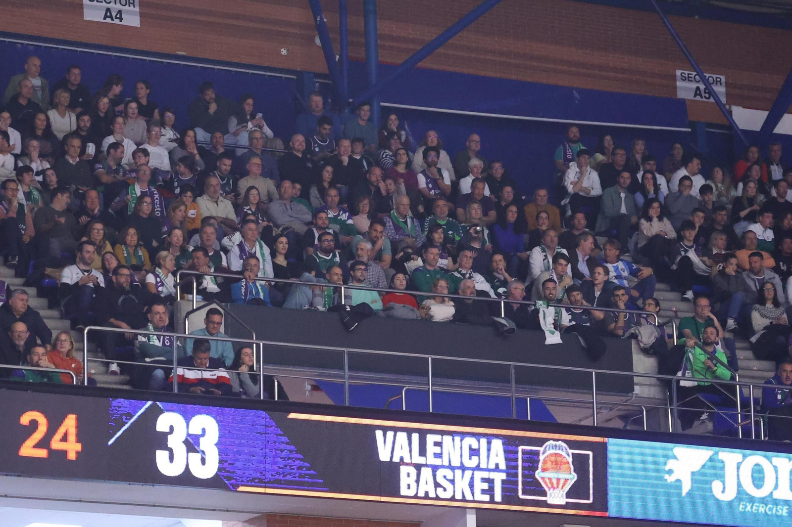 Búscate en las gradas del Carpena durante el Unicaja-Valencia Basket