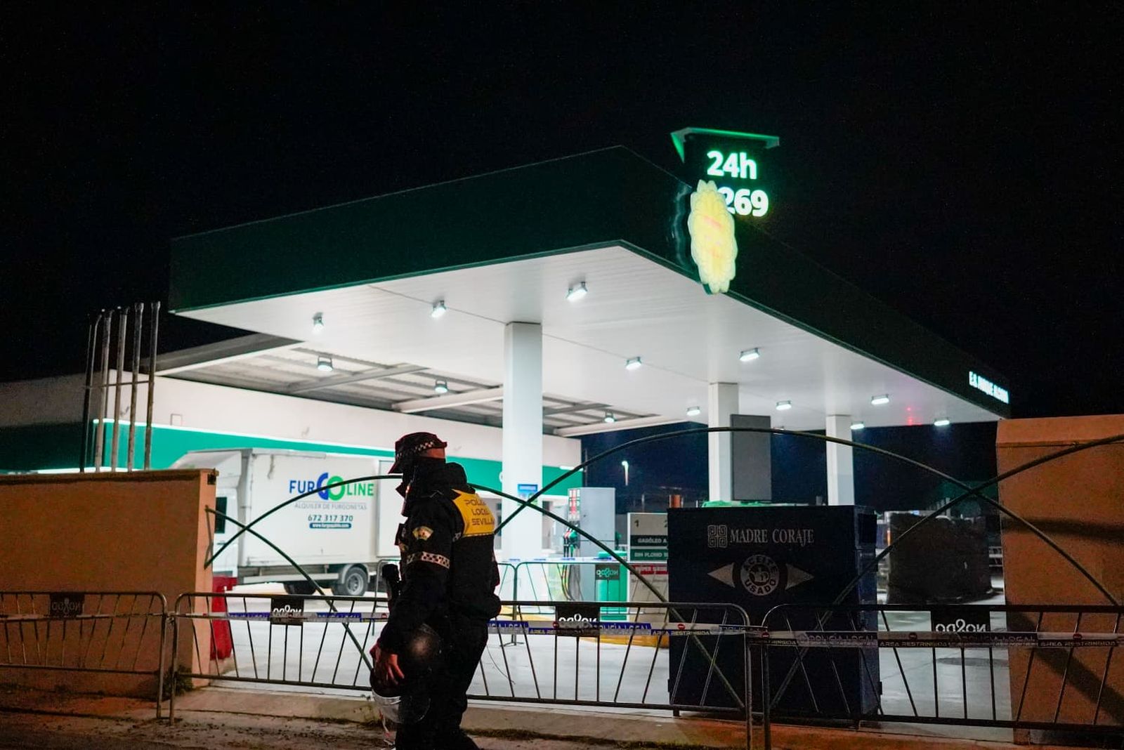 El derribo de la gasolinera de Alcosa, todas las fotos