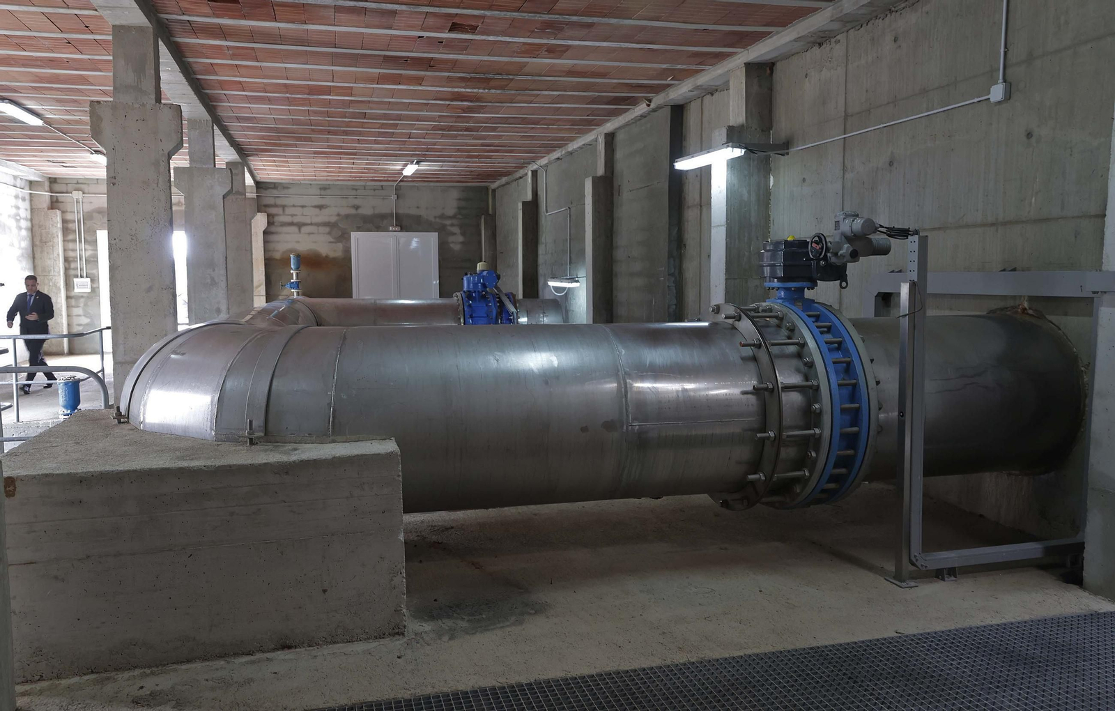 Juanma Moreno inaugura en Castellar la nueva tubería de agua para abastecer la zona norte de San Roque y el Valle del Guadiaro, en imágenes