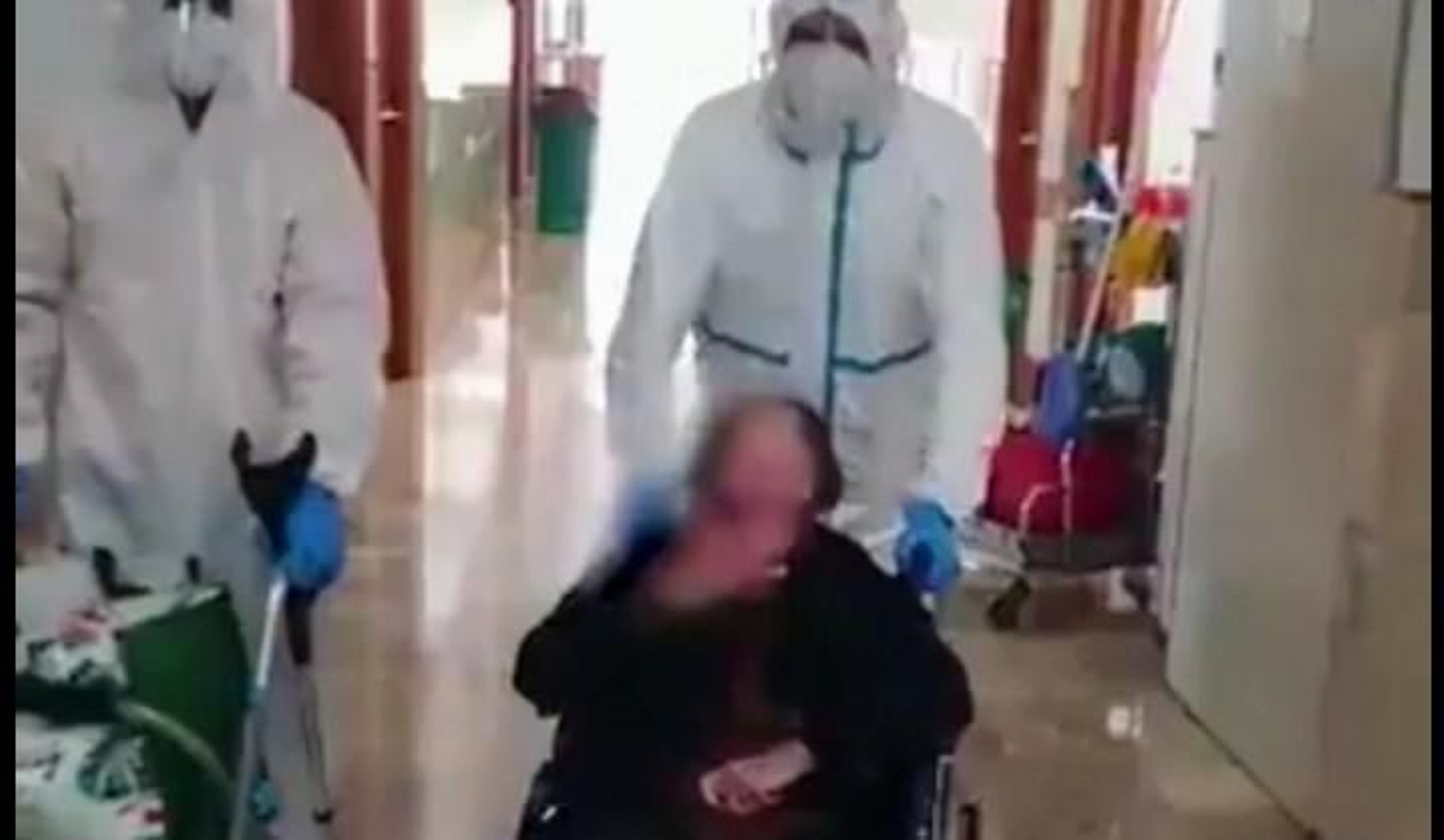 La última persona ingresada que ha recibido el alta en el Hospital Comarcal 'Virgen del Camino' de Sanlúcar.