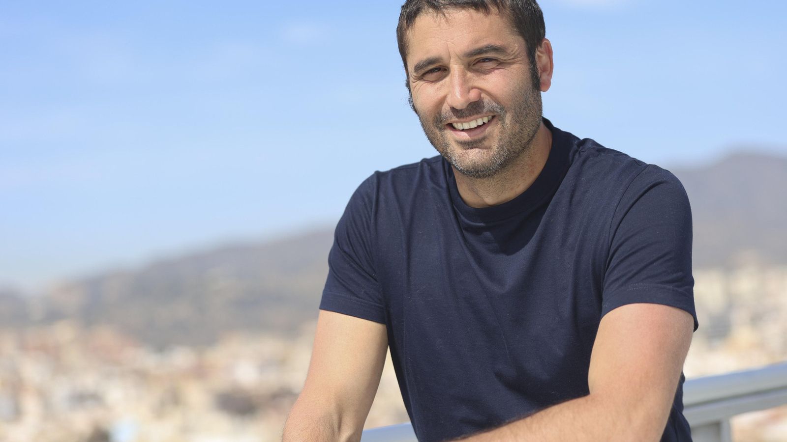 Álex García posa sonriente en la terraza del hotel AC Málaga Palacio.