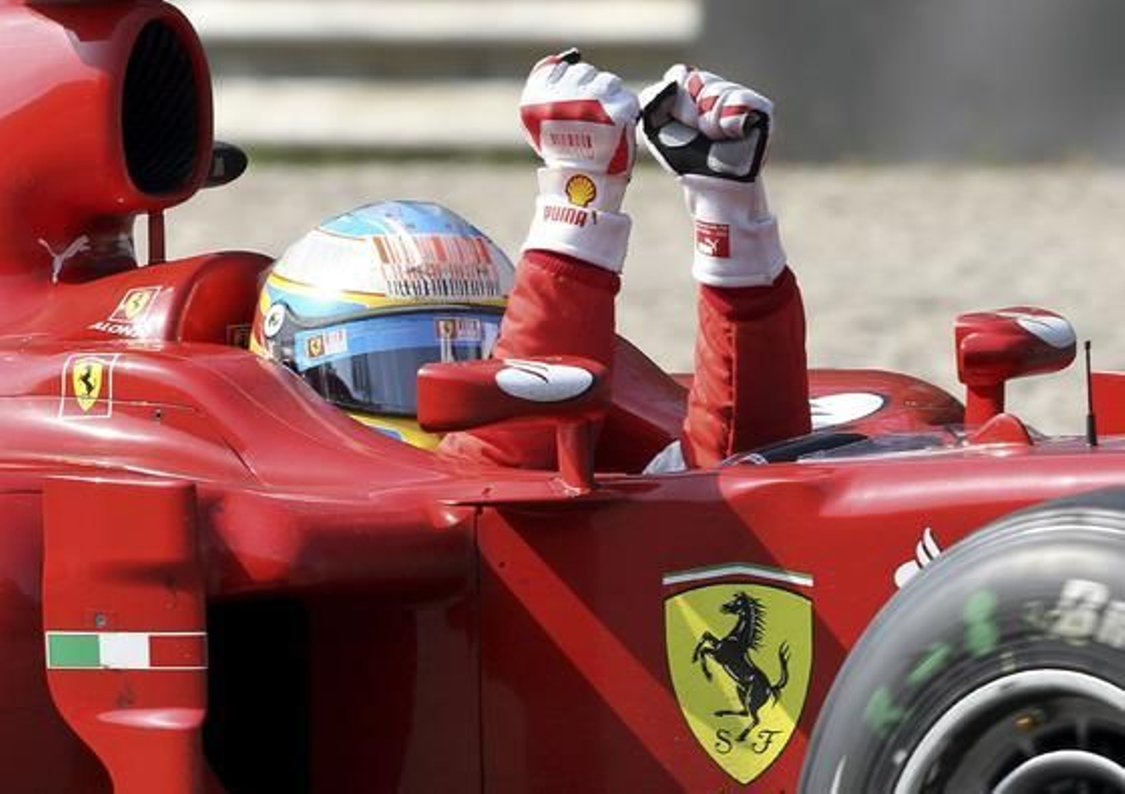 Fernando Alonso refuerza su candidatura al Mundial tras ganar en Monza. / Reuters