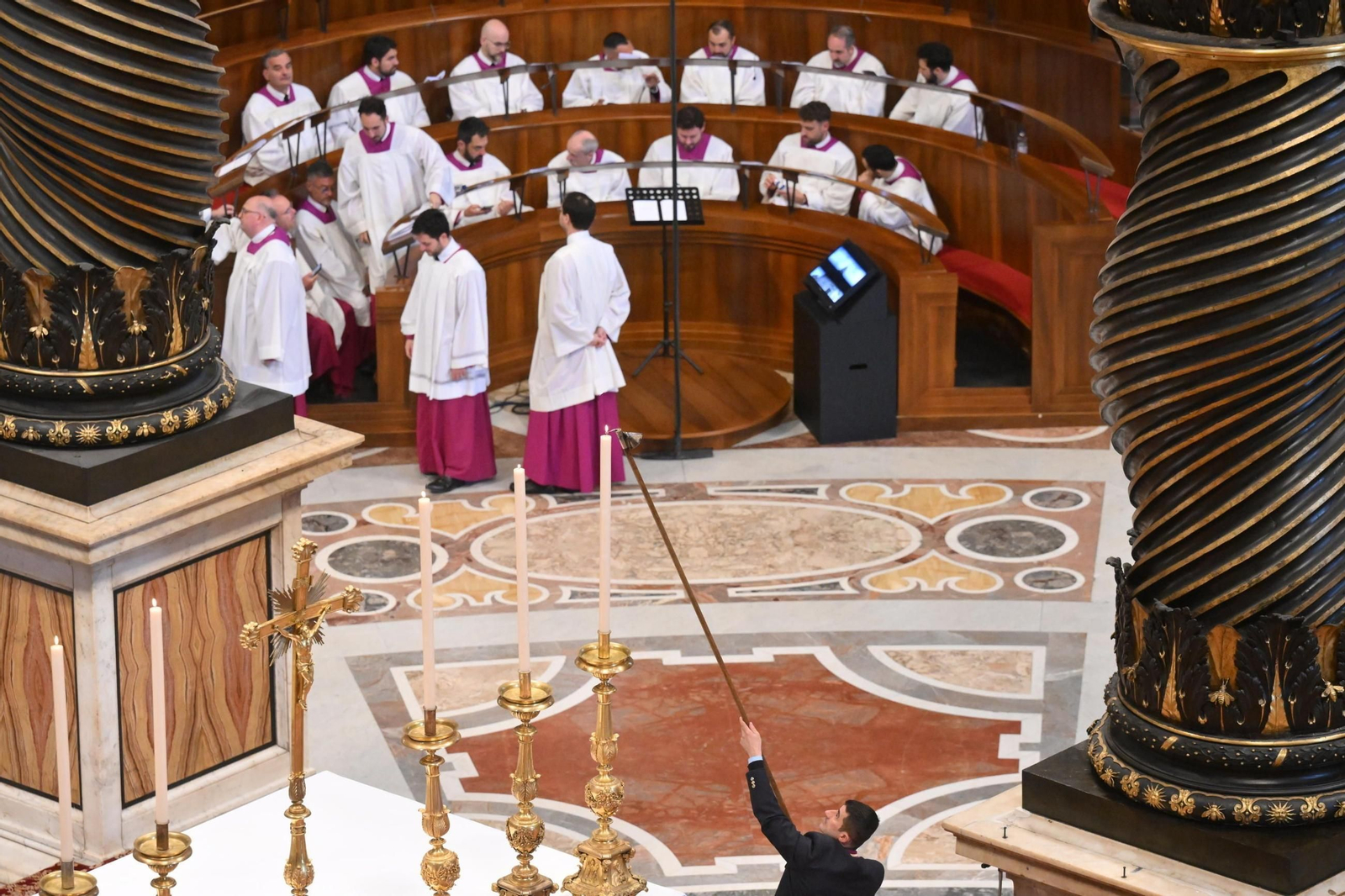 Las imágenes del traslado del féretro del papa Francisco a la Basílica de San Pedro en el Vaticano